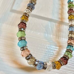 Beautiful crystal look necklace with magnetic closure.